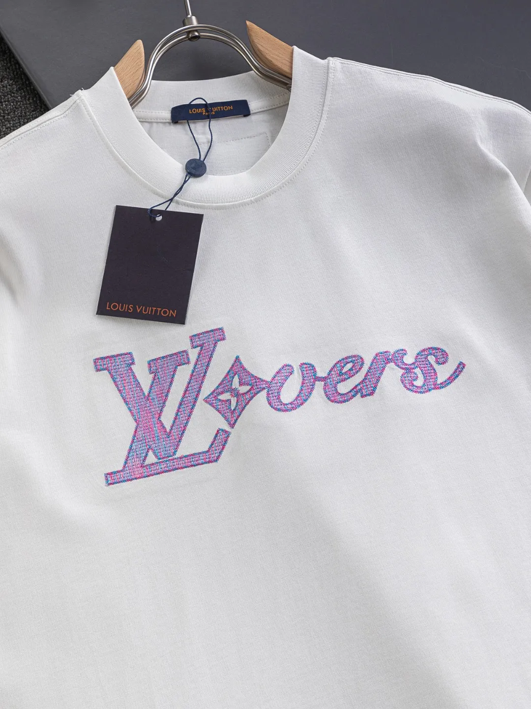 🅿️190 Louis Vuitton 1V micro-wide version S-Xl LV 25ss new product counters are on the shelves at the same time. Colorful purple letter design embroidery. Letter embroidery round neck short-sleeved T-shirt, same style for men and women! Synchronized with the official website, pure cotton fabrics at the counter! It is close to the skin and comfortable, durable and easy to wear. It has a classic and simple logo design and meticulous original craftsmanship. Short-sleeves, a must-have item for men, do not appear to be the same for the general public, but must be unique and eye-catching. This LV short-sleeve is all about quality, comfort, the same shape and fashion as always, including fabrics and cutting techniques. All of them have been made with great effort! 320 grams of washed pure cotton fabric, pure cotton is breathable, very refreshing and comfortable for daily wear. The rib knitting on the neckline is smooth and tight, and the neckline will not be skewed if you toss it at will. The loose version, you will find that it looks really good on the upper body. The overall is minimalist and neat, super versatile for daily use! Pair it casually with a pair of pants for a youthful look. A T-shirt will make your outfit crazy. It is a fashionable item that can never go wrong! Black, white, size: S-XL Size chart: S: Shoulder width 50-Bust 54-Length 70 M: Shoulder width 52-Bust 56.5-Length 72 L: Shoulder width 54-Bust 59-Length 74 XL: Shoulder width 56-Bust 61.5-Length 76